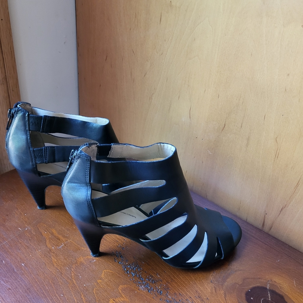 NEW Leather Sandals with Back Zipper - Size 7.5